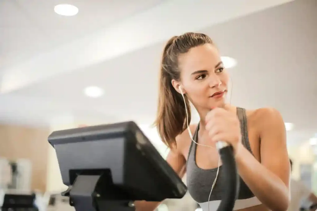 Mulher iniciando treino com foco, representando quem está começando na musculação com dedicação.